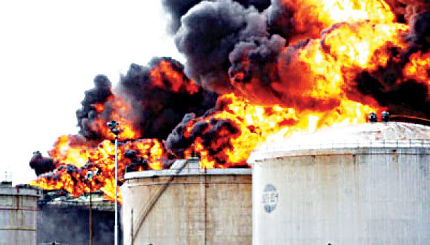 Selidiki Kebakaran Kilang Pertamina Cilacap, Polri Terjunkan Tim Inafis dan Puslabfor 1 MEMBARA— Kebakaran kilang 36 T-102 Pertamina Cilacap, Jawa Tengah (Jateng). Kilang tangki 36 T-102 yang berisi komponen membara Sabtu kemarin.