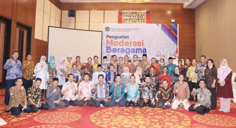 Peserta orientasi penguatan moderasi beragama bagi Aparatur Sipil Negara tingkat pelopor bagi pejabat Eselon IV se Sumatra Barat ditambah dengan JFT dan JFU dilingkungan Kanwil Kemenag Sumbar di Hotel Emersia, Batusangkar.