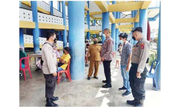 GIAT VAKSINASI— Kegiatan vaksinasi di Kelurahan Ulak Karang Utara dilakukan di shelter tsunami Ulakkarang beberapa hari lalu. Hingga November ini sudah 80 persen warga Kelurahan Ulak Karang Utara divaksin, tertinggi di antara 104 kelurahan yang ada di Padang.