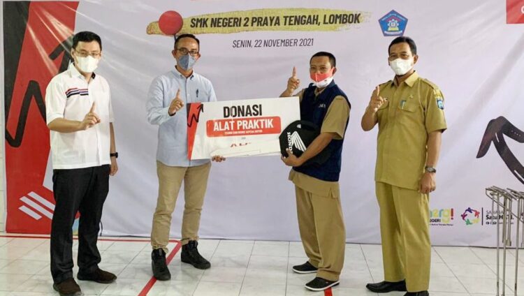 GM Corporate Communication Ahmad Muhibbuddin didampingi  Kepala Wilayah Astra Motor NTB Budi Yanto secara simbolik memberikan donasi berupa alat praktik dalam penerapan Kurikulum TBSM Astra Honda di SMK Negeri 2 Praya Tengah, Lombok (22/11).