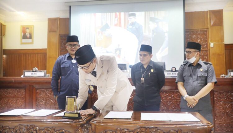 TANDA TANGAN— Wako Bukittinggi Erman Safar menandatangani Ranperda APBD TA 2022 yang disahkan menjadi Perda.