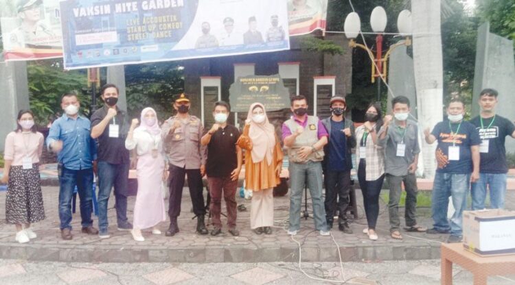 FOTO BERSAMA— Wakil Ketua DPRD Kota Padang Ilham Maulana, Kapolsek Padang Barat Kompol Martin, Ketua Asosiasi Pedagang Kuliner Malam Tugu Gempa (ASPEKMATG) Ikhwan Sukri, bersama panitia melakukan foto bersama. 