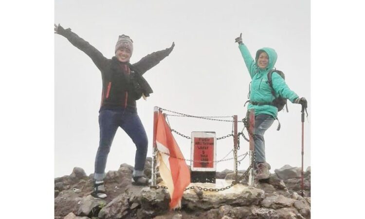MENIKMATI--Regional Head SME dan Konsumer BRI Regional Padang,S Eka Yudaningsih menikmati keindahan puncak gunung merapi.