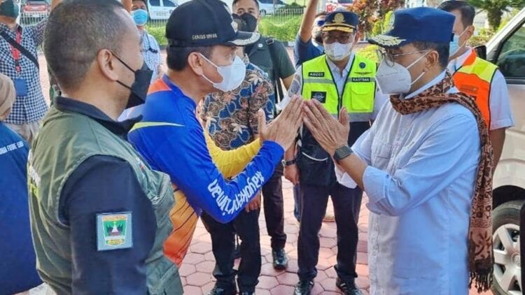 SAMBUT MENTERI— Wako Pariaman Genius Umar bersama Wakil Gubernur Sumbar  Audy Joinaldy, menyambut kedatangan Menteri Perhubungan RI, Budi Karya Sumadi.