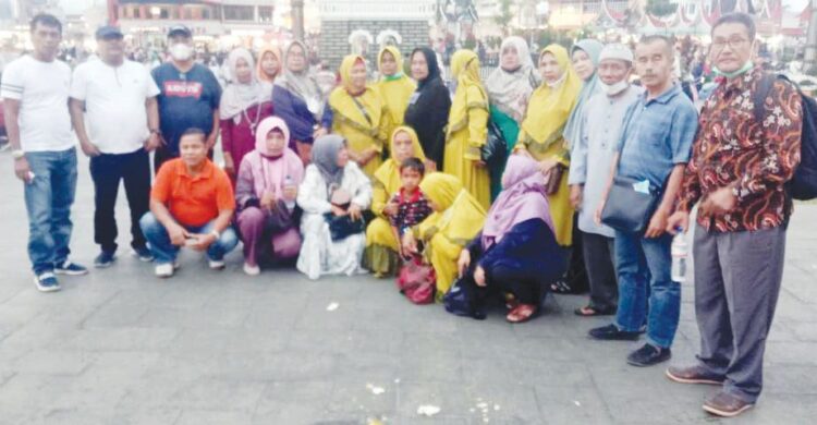 Bersama Amril Amin, S.AP, Majelis Taklim Masjid Al Mukhlisin dan Warga Jalan-jalan ke Payakumbuh 1 JALAN-JALAN— Wakil Ketua DPRD Kota Padang Amril Amin, S.AP bersama Yarnelis (istri), Zakiruddin (Ketua RW 12 Mata Air) dan istri Gusmarni, Mahrizal Cai (Ketua Masjid Al Mukhlisin) berfoto bersama di Jam Gadang.