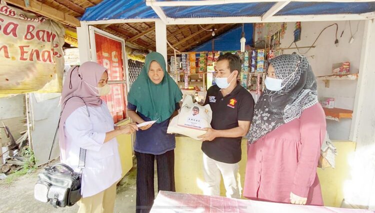 SERAHKAN BANTUAN— Pengurus DPD Gerindra Sumbar menyerahkan bantuan sembako dan uang tunai dari Andre Rosiade kepada Etmalia yang terkena kanker payudara.