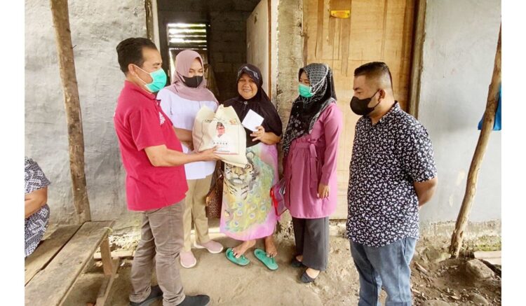 Nenek Penjual Ikan Keliling Kehabisan Modal di Kota Padang, ”Terima Kasih Pak Andre, Saya Bisa Jualan Lagi” 1 BANTUAN MODAL— Pengurus Gerindra Sumbar menyerahkan bantuan modal usaha dan sembako dari anggota DPR RI Andre Rosiade untuk Marliana di Kampung Tanjung, Pauh.