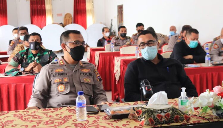 Antisipasi Lonjakan Covid-19 selama Nataru di Payakumbuh 1 IKUTI VIDCON— Kapolres Payakumbuh bersama Sekdako mengikuti vidcon dengan Mendagri antisipasi lonjakan kasus covid-19 saat Nataru.