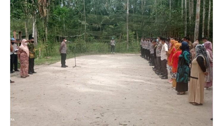 Gelar Apel Gabungan, Polres Pasaman Sukseskan Vaksinasi di Sundata 1 PIMPIN APEL— Kasat Lantas Polres Pasaman Iptu Heri Yuliardi saat pimpin apel gabungan.