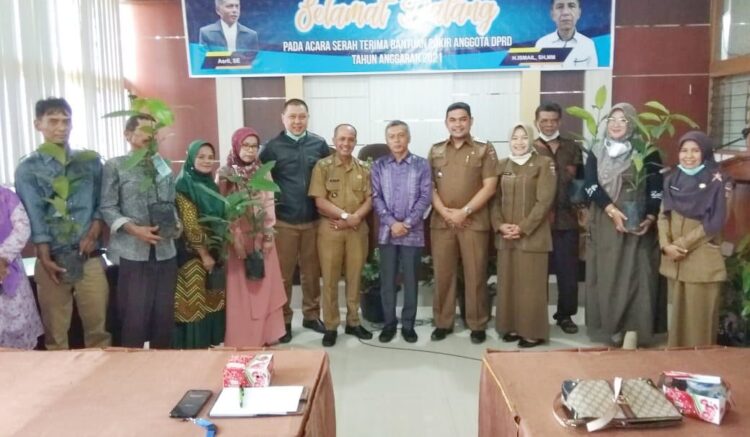Anggota DPRD Bukittinggi Fraksi Nasdem Asril, Salurkan 4.800 Bibit Tanaman Produktif ke Warga 1 SALURKAN POLIR— Anggota DPRD Bukittinggi Asril foto bersama usai menyalurkan Pokir pengadaan 4.800 bibit jenis tanaman keras produktif.