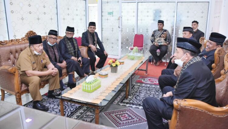 PERTEMUAN--Dalam meningkatkan sinergitas membangun daerah, Kerapatan Adat Nagari (KAN) Lubuk Basung menggelar pertemuan bersama Bupati Agam Andri Warman.