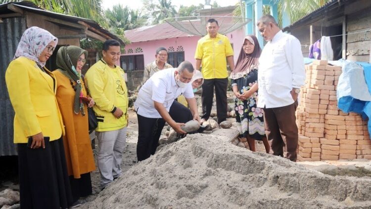 20 Rumah Tidak Layak Huni Direhab di Kota Pariaman 1 REHAB RUMAH— Wakil Wali Kota Pariaman, Mardison Mahyuddin saksikan langsung ke lokasi rehab rumah tak layak huni.