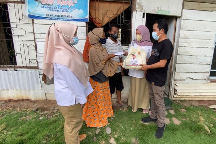 SERAHKAN BANTUAN— Pengurus DPD Gerindra Sumbar menyerahkan bantuan dari Anggota DPR RI Andre Rosiade kepada Suratno dan istri di Kelurahan Parupuk Tabing, Kecamatan Kototangah.