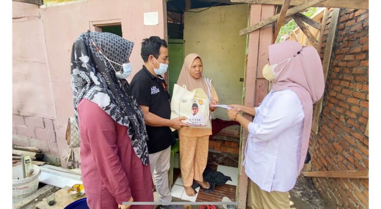 Andre Rosiade Bantu Penjual Gorengan di Kecamatan Kototangah yang Melahirkan di Jalan, Lahir Prematur, Anak Meninggal 1 SERAHKAN BANTUAN— Pengurus Gerindra Sumbar menyerahkan bantuan uang tunai dan sembako dari Andre Rosiade untuk keluarga Lindrawati dan Feri Fadillah di Dadok Tunggul Hitam, Kototangah.