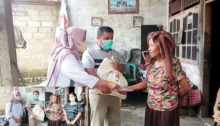 SERAHKAN BANTUAN— Pengurus Gerindra Sumbar menyerahkan bantuan dari Anggota Komisi VI DPR RI Andre Rosiade kepada keluarga Farida di Parak Gadang, Padang Timur.