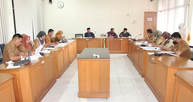 RAPAT KERJA— Bapemperda DPRD Kabupaten Agam menggelar rapat kerja dengan mitra kerja.