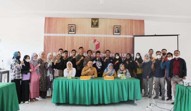 FOTO BERSAMA— Komisioner Bawaslu Ismet Aljannata, Zumaira, dan peserta aulmni SKPP, PPDI dan wartawan foto bersama usai kegiatan sosialisasi pengawasan partisipatif.