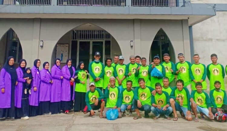 Berjalan 4 Tahun, Kolaborasi SCSB-FPM Bersihkan Masjid 1 FOTO BERSAMA—Usai membersihkan masjid, Shafiyyah Community Sumatera Barat (SCSB) foto besama.