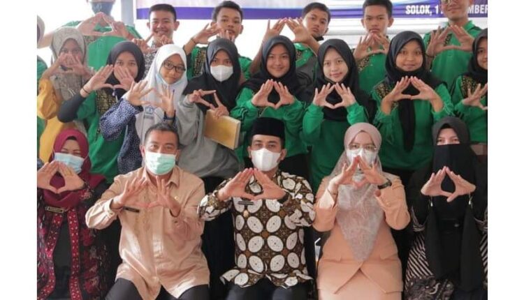 BERSAMA ANAK— Wakil Wali Kota Solok Ramadhani Kirana Putra bersama anak-anak saat pertemuan dengan Dewan Anak Daerah (DAD).