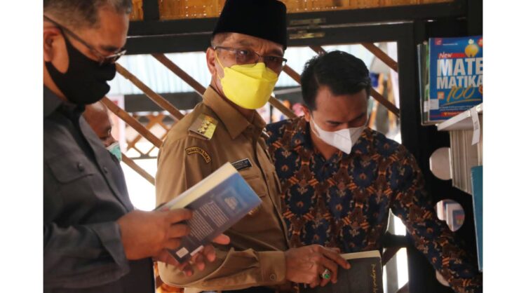 RESMIKAN RUMAH BACA—Bupati Limapuluh Kota Safaruddin bersama Ketua DPRD Limapuluh Kota Deni Asra meresmikan Rumah Baca Tan Malaka.
