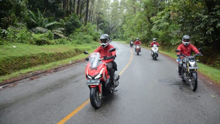 TOURING-Para bikers Honda menikmati touring jarak jauh “Ekspedisi Nusantara” melintasi pulau Sumatera, Kalimantan, Jawa, Nusa Tenggara Barat, Bali hingga Sulawesi.
