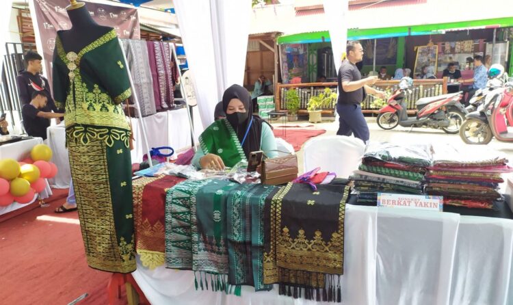 Semarak HUT ke-76, PLN Gelar Berbagai Iven 1 IKUTI PAMERAN— Mitra Binaan CSR PLN UPK Ombilin songket Berkat Yakin, mengikuti pameran festival SISSCa untuk mempromosikan produknya.