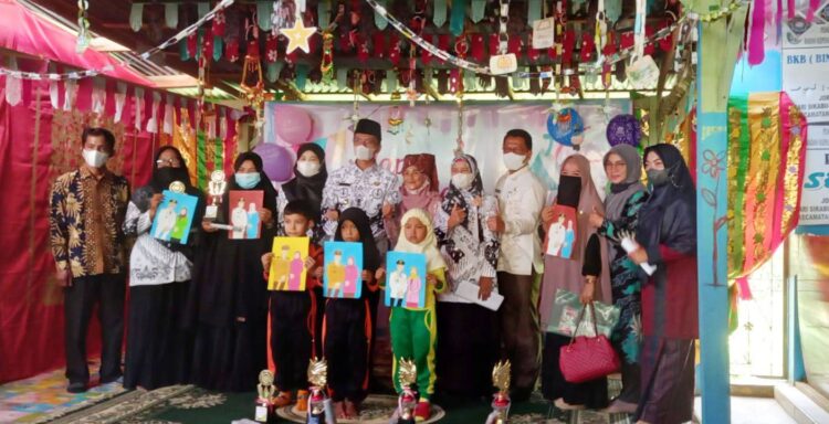 Bunda PAUD Nevi Zulvia, Apresiasi TK Al Amin Jorong Tanjung Haro Utara 1 PEMENANG LOMBA— Bupati Limapuluh Kota, Bunda PAUD dan Kadisdik berfoto bersama dengan pemenang lomba lukis foto.