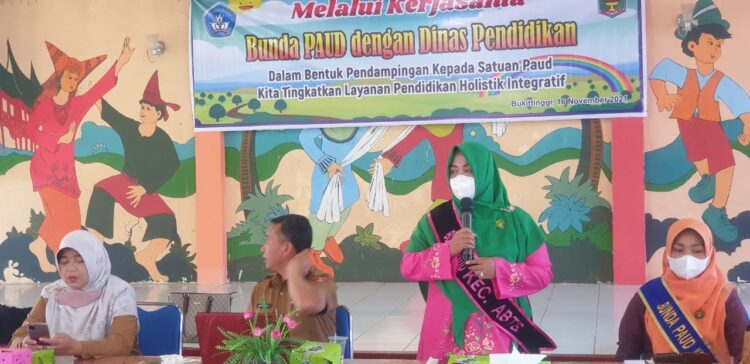 Dinas Pendidikan dan Kebudayaan Bukittinggi bekerjasama dengan Bunda PAUD, gelar sosialisasi PAUD Holistik Integratif (HI) di TK Pembina, Selasa (16/11).