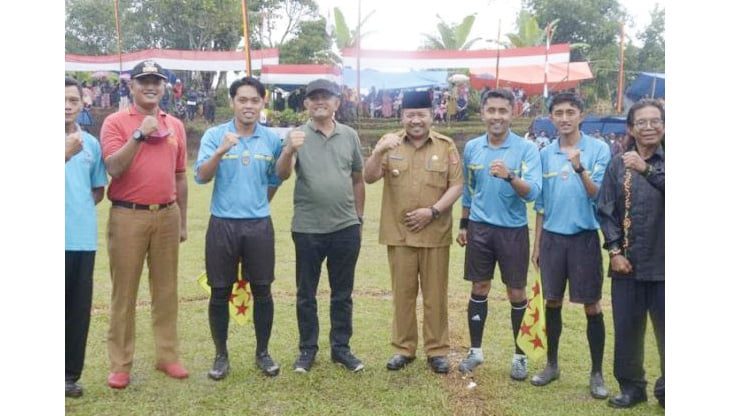 BUKA TURNAMEN—Bupati Agam Andri Warman membuka secara resmi turnamen sepak bola Ikatan Pemuda Matur Katik atau IPMK Cup II tahun 2021.