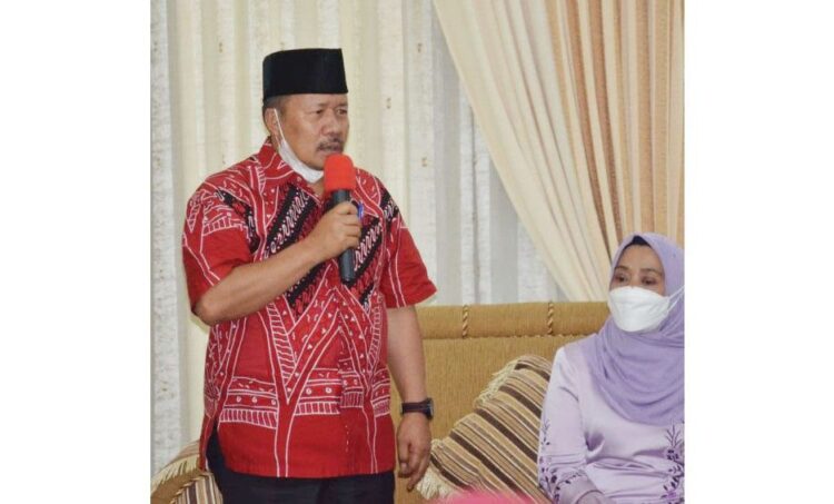 SILATURAHMI— Bupati Agam Andri Warman melakukan silaturahmi dengan rombongan Dewan Pimpinan Wilayah (DPW) Bundo Kanduang Keluarga Besar Rang Chaniago (KBRC) Riau di Mess Pemda Belakang Balok Bukittinggi.