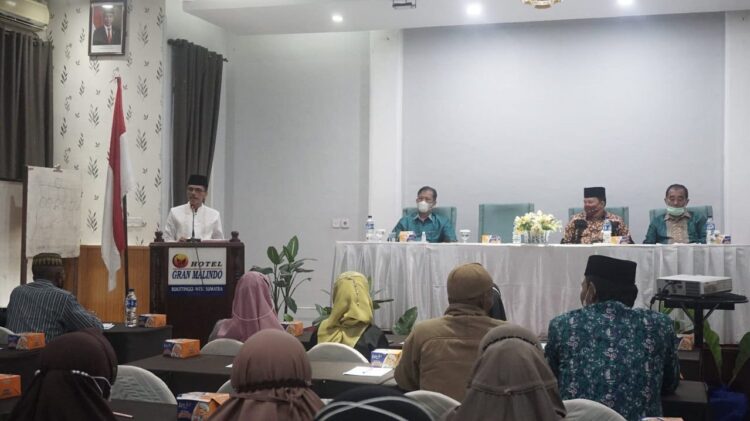 Bupati Lima Puluh Kota Safaruddin Dt.Bandaro Rajo, memberikan motivasi kepada seluruh anggota kafilah MTQ Kabupaten Lima Pulug Kota di tempat karantina di Hotel Gran Malindo, Jumat (12/11).