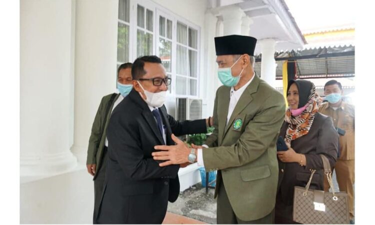 SELAMAT—Bupati Eka Putra mendapat ucapan selamat dari Prof. Dr. Mattalatta, SE, M.Si sekaligus Direktur Pasca Sarjana STIE AMKOP Makassar.