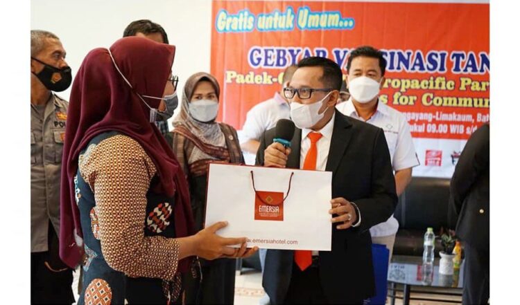 HADIAH—Bupati Eka Putra serahkan hadiah door prize pada peserta vaksin.