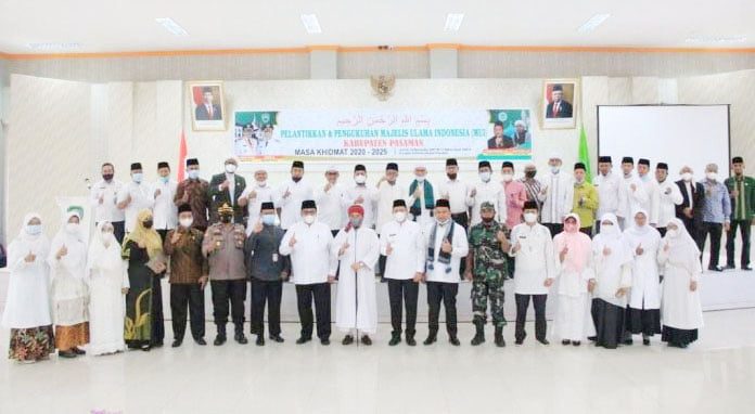 Bupati Pasaman Benny Utama foto bersama dengan pengurus MUI Pasaman yang baru saja dilantik.