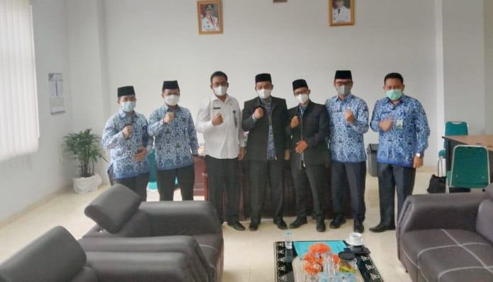 DILEPAS— Dua ASN di Pasaman saat dilepas oleh Kaban untuk mengikuti MTQ Korpri tingkat Nasional di Kendari.