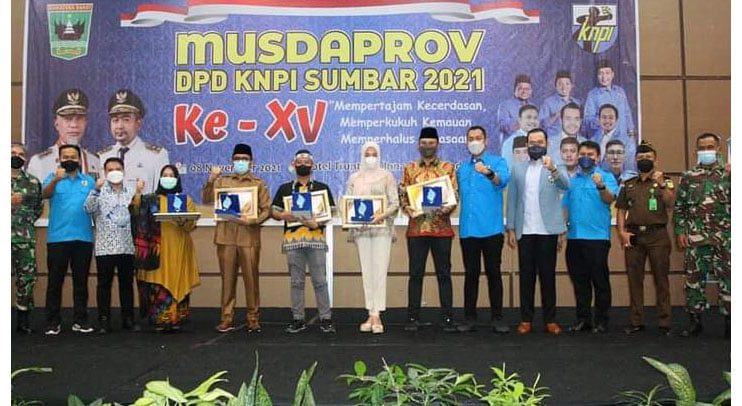 Bupati Sijunjung Benny Dwifa Yuswir foto bersama kepala daerah se Sumbar yang mendapatkan penghargaan dari DPD KNPI Sumbar