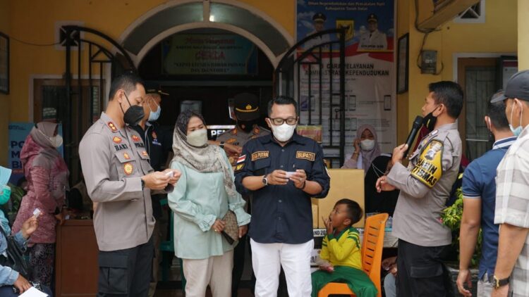 DISKUSI—Bupati Eka Putra berdiskusi dengan tokoh masyarakat setempat.