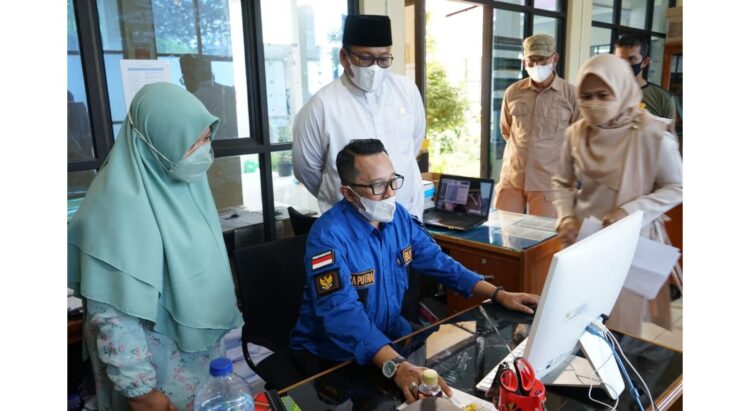 Bupati Tanah Datar Kunjungi Pusat Data Covid-19 1 Bupati Tanah Datar Eka Putra didampingi Ketua DPRD Tanah Datar Roni Mulyadi Dt. Bungsu tinjau langsung pusat data Dinas Kesehatan Tanah Datar di Pagaruyung, Jum’at (5/11).