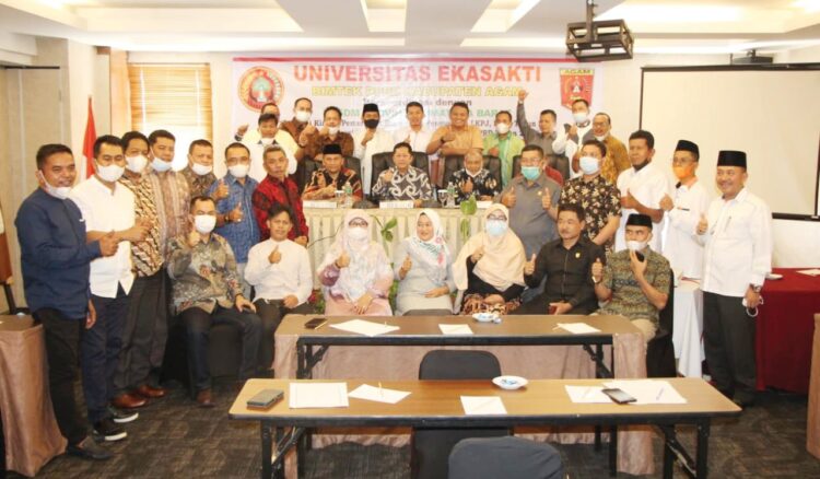 BIMBINGAN TEKNIS— Anggota DPRD Agam mengikuti Bimtek evaluasi kinerja dan penyusunan LKPJ dan LPPD 2021.