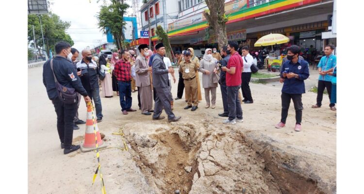 Kualitas Pekerjaan Drainase Primer Dikhawatirkan di Bukittinggi 1 DRAINASE PRIMER— Pimpinan DPRD beserta Komisi III DPRD Bukittinggi turun ke lapangan menyigi pekerjaan drainase primer di dalam Kota Bukittinggi.