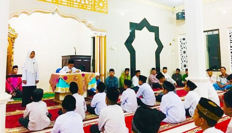Wawako Solok Sebut Capaian Vaksinasi Dosis I Capai 69,60 Persen 1 PROGRAM KEAGAMAAN— Kegiatan didikan subuh yang diikuti anak-anak di Kota Solok menjadi program keagamaan menjadi perhatian Pemko Solok