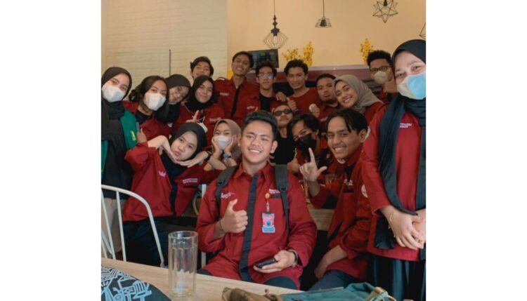 FOTO BERSAMA — Mahasiswa Fakultas Ekonomi (FE) Unand berfoto bersama usai menggelar  dalam acara forum diskusi membahas prospek kerja “SAIRAMA X Alumni 2021”.