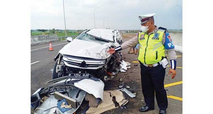 LAKALANTAS—Dua orang yang meninggal dalam kecelakaan lalu lintas (Lakalantas) di Tol Jombang KM 672.400 Vanessa Angel dan suaminya.