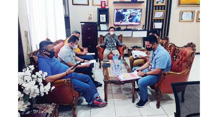 KORUPSI— Kejari Sijunjung gelar ekspose kasus korupsi dana desa di Nagari Timbulun yang kini telah naik ke tingkat penyidikan, Jumat (5/11). Dalam kasus ini, dugaan kerugian negara mencapai Rp 300 juta lebih.