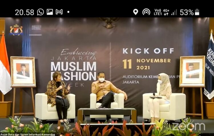 Menteri Perdagangan Muhammad Lutfi (tengah) bersama Wakil Ketua Komite Promosi Fesyen Muslim Nasional Anne Patricia Sutanto (kiri) saat menghadiri acara konferensi pers ‘Kick-Off Embracing Jakarta Muslim Fashion Week’ yang digelar secara hybrid, Kamis (11/11).