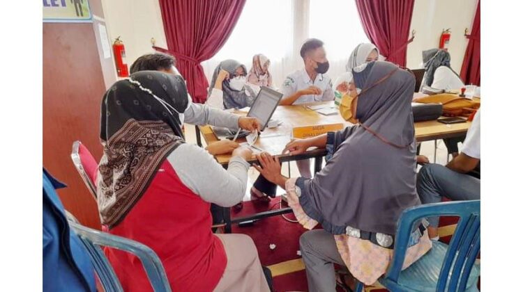 Disdukcapil Pesisir Selatan Berikan Tips Jika Penggunaan NIK Bermasalah saat Vaksin 1 Disdukcapil Pesisir Selatan membantui warga memberikan informasi dalam pengurusan NIK bermasalah.