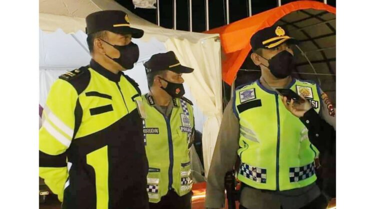 KAWAL PROKES—Personel jajaran Polres Padangpanjang siaga mengawal ketat Prokes lokasi MTQ Sumbar XXXIX.