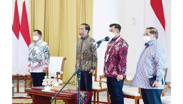 BERSAMA—Bupati Dharmasraya Sutan Riska yang juga Ketua Umum APKASI bersama Presiden Joko Widodo, Sekretaris Kabinet (Seskab) Pramono Anung dan Menteri Dalam Negeri (Mendagri) Tito Karnavian saat Pembukaan Apkasi Otonom Expo 2021 di Istana Kepresidenan Bogor.