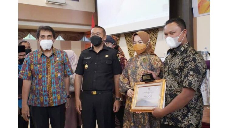 PENGHARGAAN—Kota Padangpanjang Boyong Tiga Penghargaan  Program Literasi melalui program Gerakan Budaya Gemar Membaca.