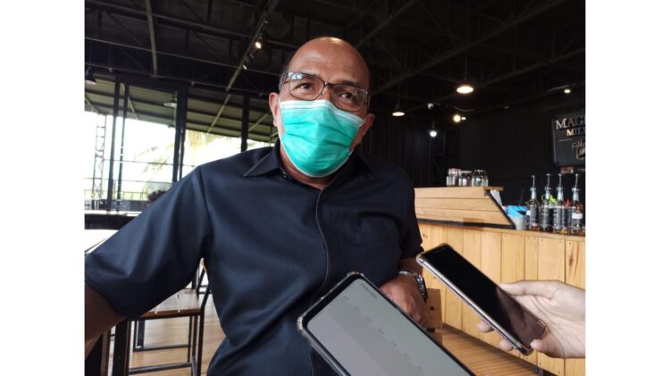 WAWANCARA— Ketua DPRD Provinsi Sumatera Barat, Supardi saat diwawancarai wartawan disela-sela kunjungan kerja di Payakumbuh.